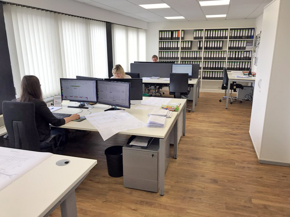 Modernes Büro von BAUATELIER Grunwald mit mehreren Arbeitsplätzen Innenaufnahme eines hellen Büros mit mehreren Arbeitsplätzen und Monitoren im BAUATELIER Grunwald