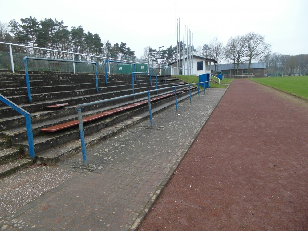 Tribüne Blau-Weiss Hollage